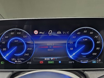 MERCEDES-BENZ EQE - 8