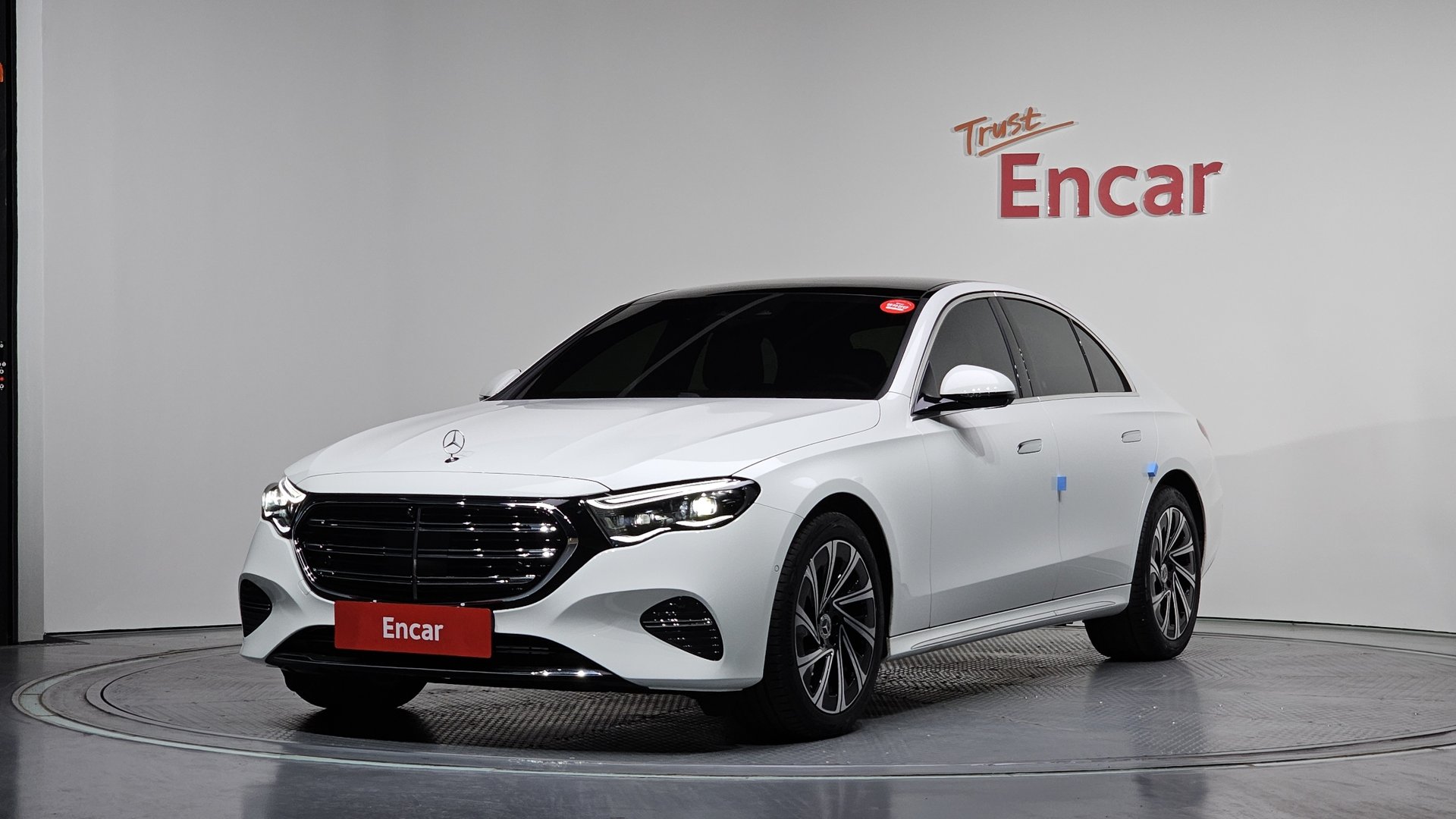 MERCEDES-BENZ E-CLASS - View 1