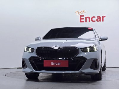 2025 BMW 5 SERIES 照片 2