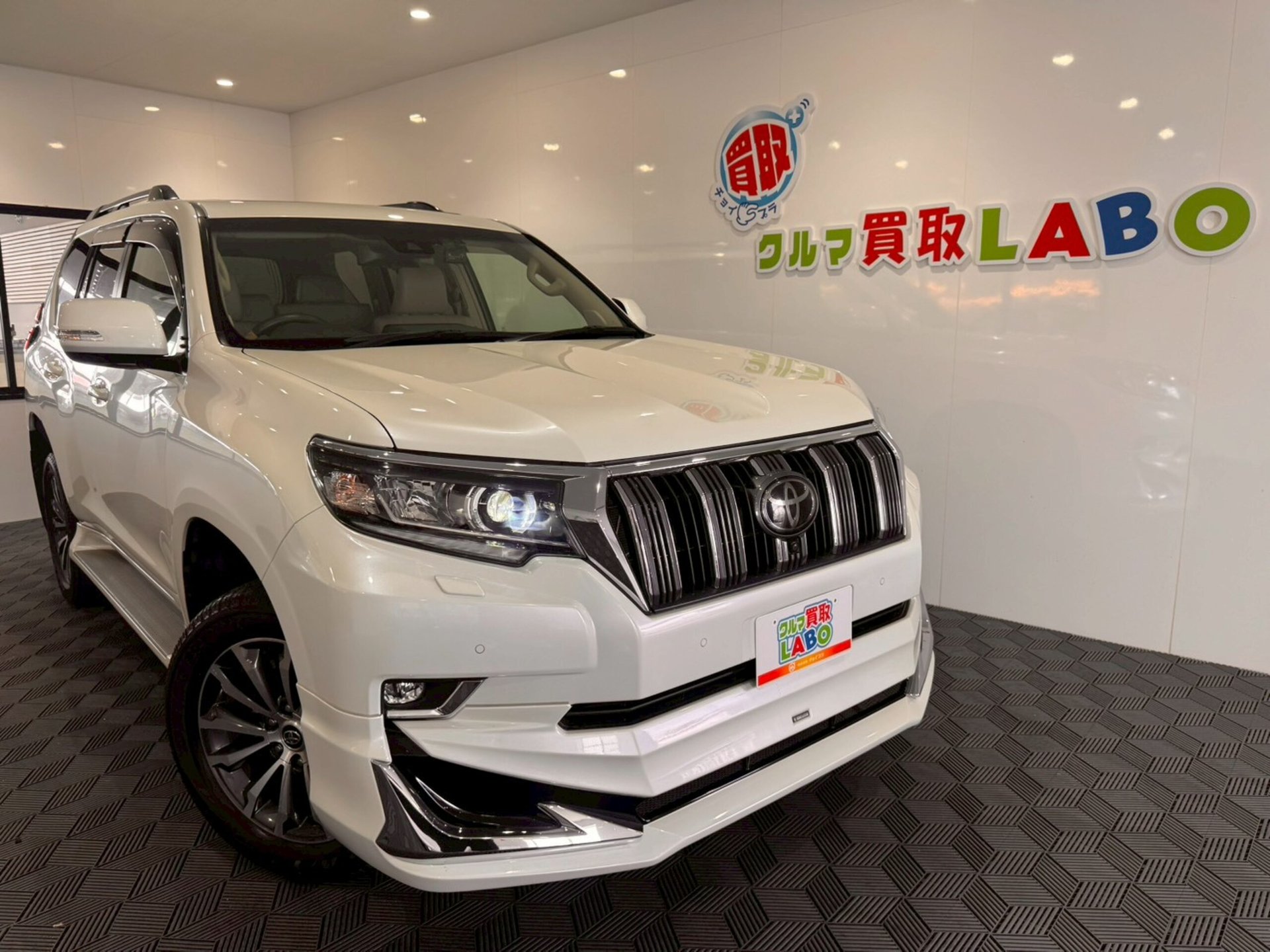 TOYOTA LAND CRUISER PRADO - View 1
