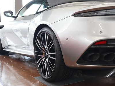 2023 Aston Martin DBS VOLANTE 照片 16
