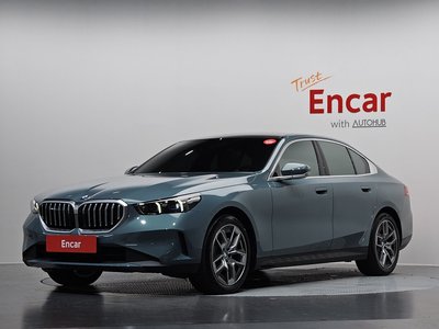 2025 BMW 5 SERIES — фото 1