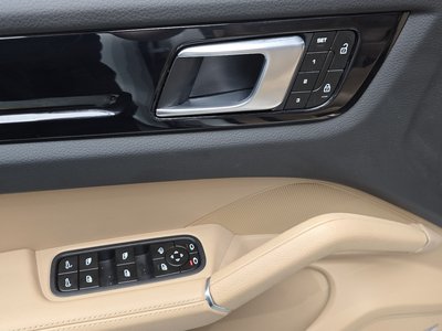2023 Porsche CAYENNE thumbnail 23