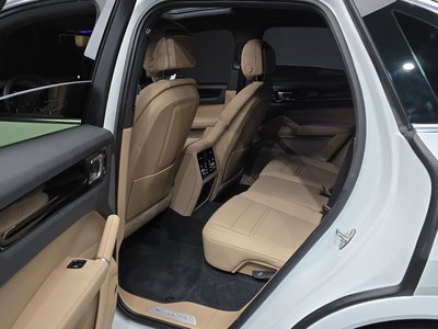 2023 Porsche CAYENNE thumbnail 17