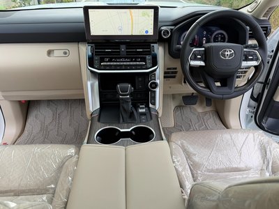 2025 Toyota LAND CRUISER 300 — миниатюра 12
