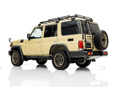 TOYOTA LAND CRUISER 70 - 5