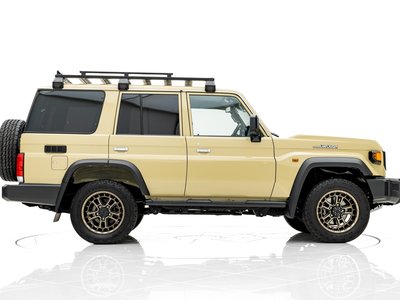 TOYOTA LAND CRUISER 70 - 8