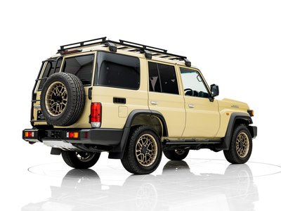 TOYOTA LAND CRUISER 70 - 7