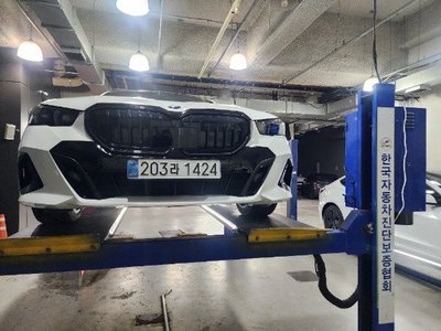 2025 BMW 5 SERIES 照片 1