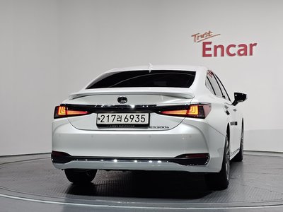 صورة 4 لـ 2025 Lexus ES