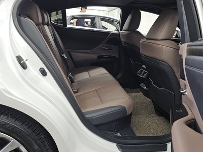 صورة مصغرة 18 لـ 2025 Lexus ES