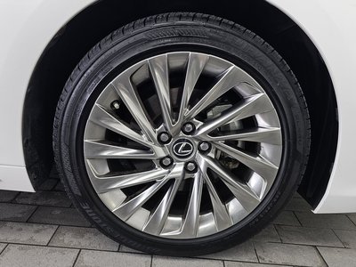 صورة 8 لـ 2025 Lexus ES