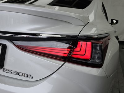 صورة 10 لـ 2025 Lexus ES