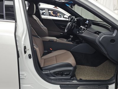 صورة مصغرة 17 لـ 2025 Lexus ES