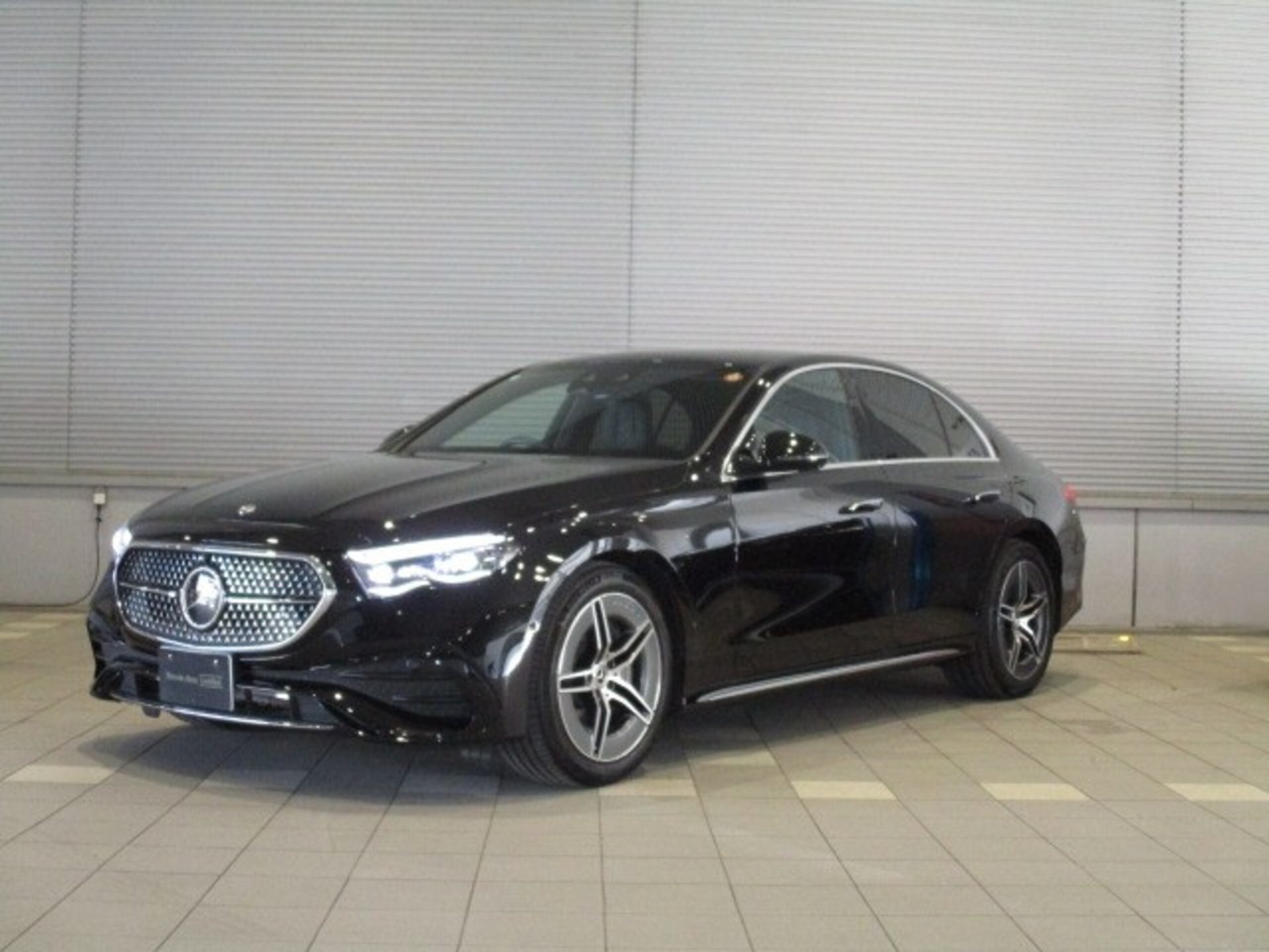 MERCEDES-BENZ E-CLASS - View 1