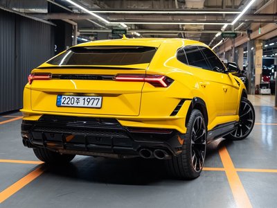 LAMBORGHINI URUS - 4