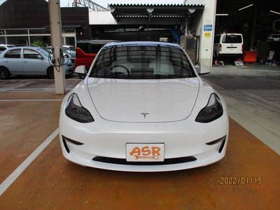 TESLA MODEL 3 - 1