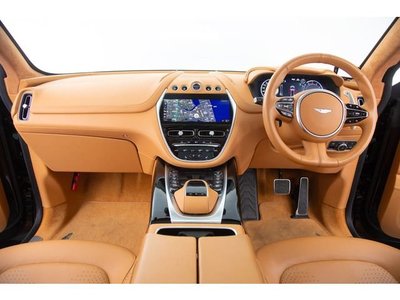 ASTON MARTIN DBX - 3