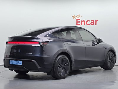TESLA MODEL Y - 3