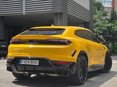 LAMBORGHINI URUS - 4