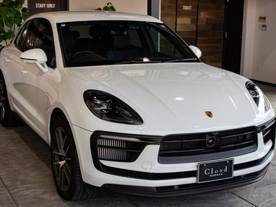 PORSCHE MACAN - 1
