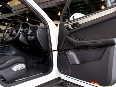 PORSCHE MACAN - 10