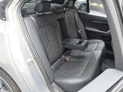 2025 BMW 5 SERIES 缩略图 11