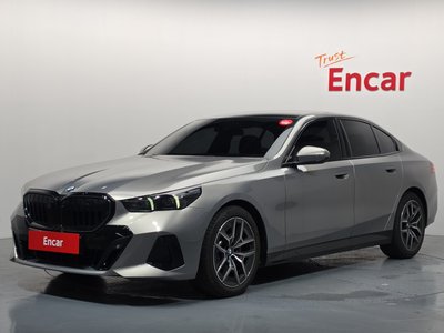 2025 BMW 5 SERIES 照片 1
