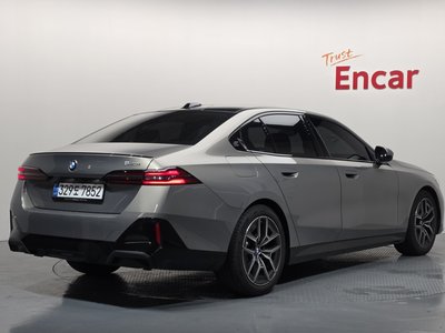 2025 BMW 5 SERIES 照片 4