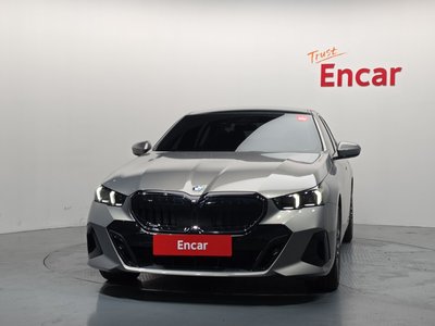 2025 BMW 5 SERIES 照片 2