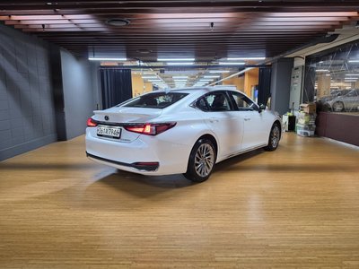 2025 Lexus ES photo 4