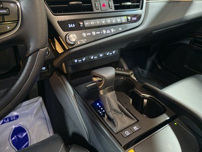 2025 Lexus ES photo 9