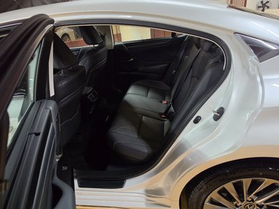 2025 Lexus ES — миниатюра 12