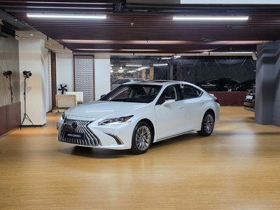 2025 Lexus ES photo 1