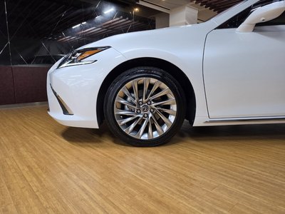 2025 Lexus ES photo 6
