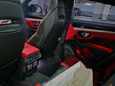 LAMBORGHINI URUS - 10