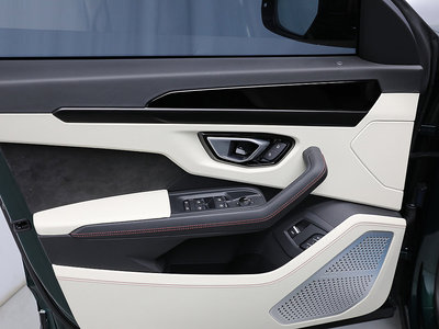 LAMBORGHINI URUS - 4