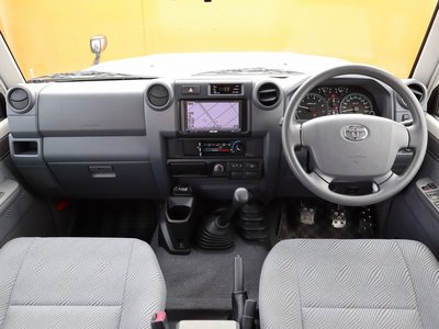 TOYOTA LAND CRUISER 70 - 2