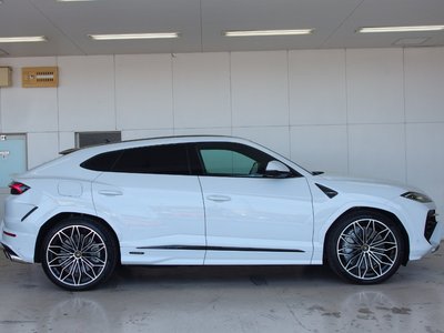 LAMBORGHINI URUS - 8