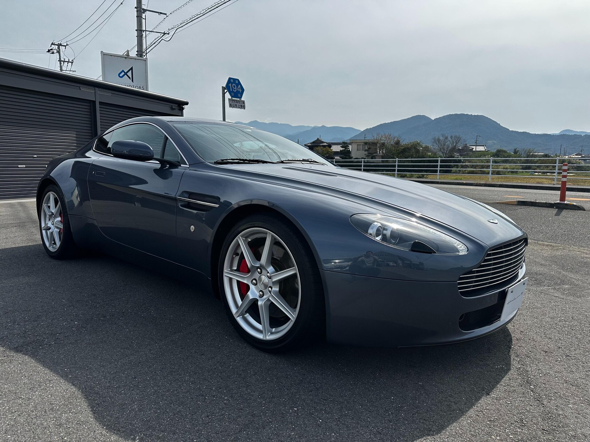 ASTON MARTIN V8 - View 1