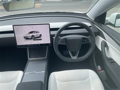 TESLA MODEL Y - 3