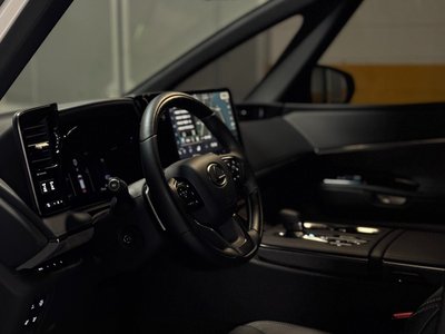 2024 Lexus LM thumbnail 20