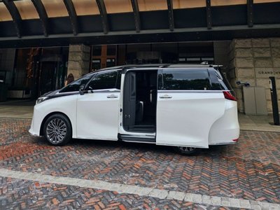 2024 Lexus LM thumbnail 13