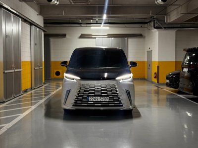 2024 Lexus LM photo 1