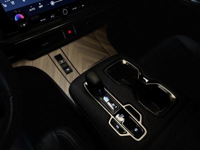 2024 Lexus LM thumbnail 16