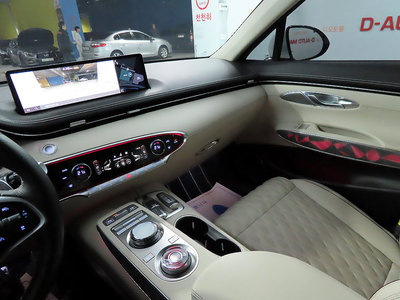 2024 Genesis GV70 thumbnail 12