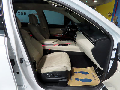 صورة 9 لـ 2024 Genesis GV70