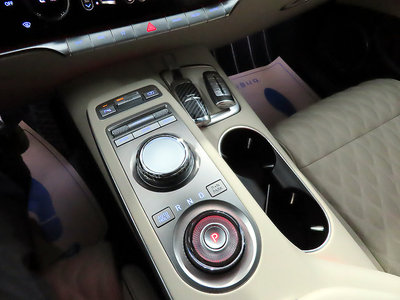 2024 Genesis GV70 thumbnail 14