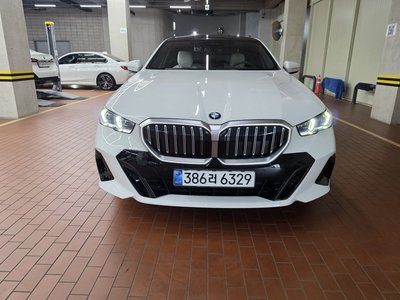 2026 BMW 5 SERIES — фото 2