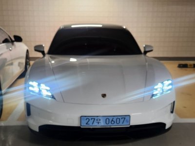 2025 Porsche TAYCAN photo 2